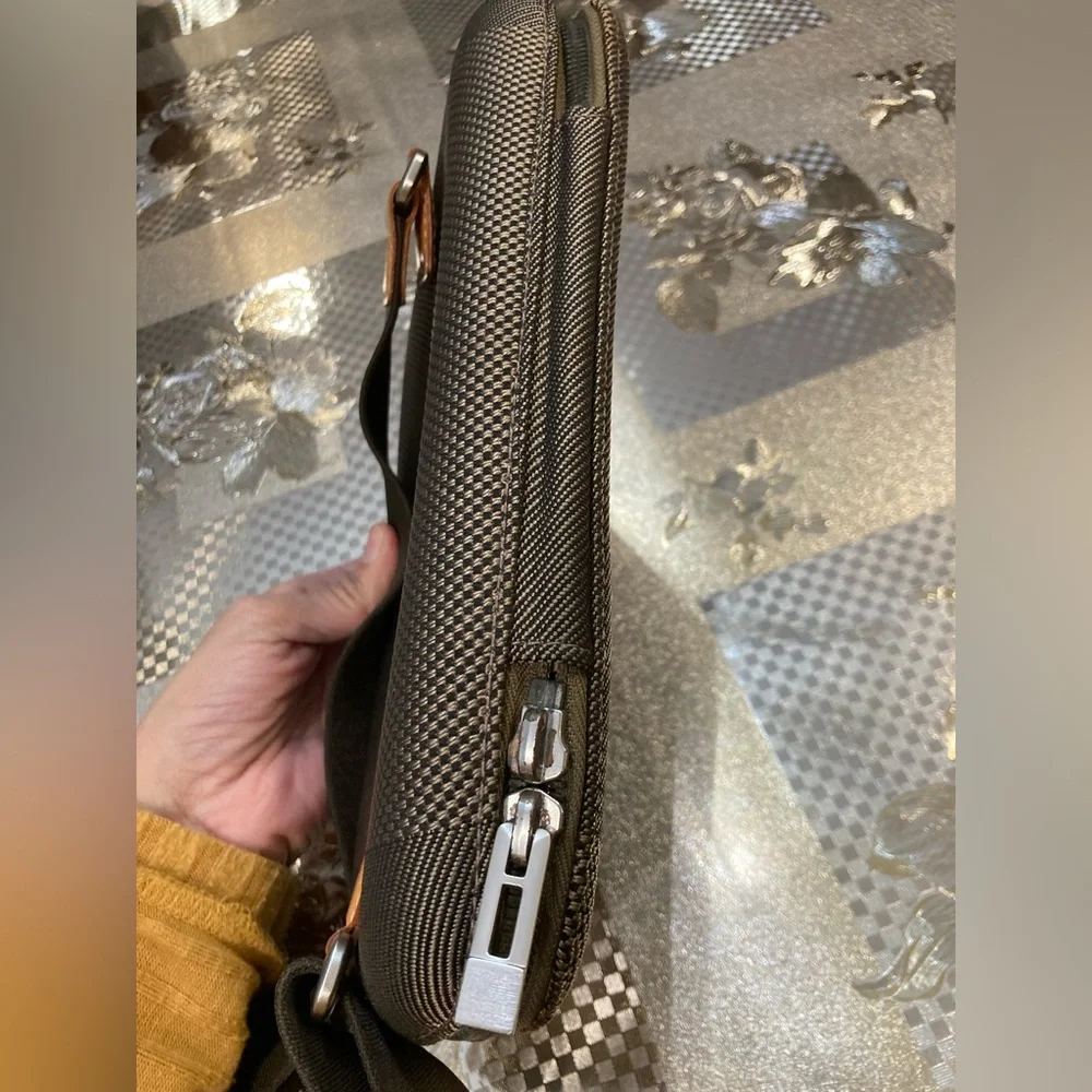 💯% Authentic Louis Vuitton crossbody - Picture 8 of 16